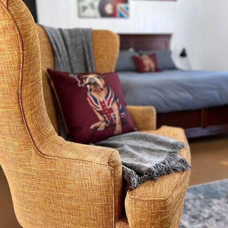 Private Bright Modern Studio! Queen Bed ! Victoria Exterior foto