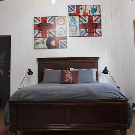 Private Bright Modern Studio! Queen Bed ! Victoria Exterior foto
