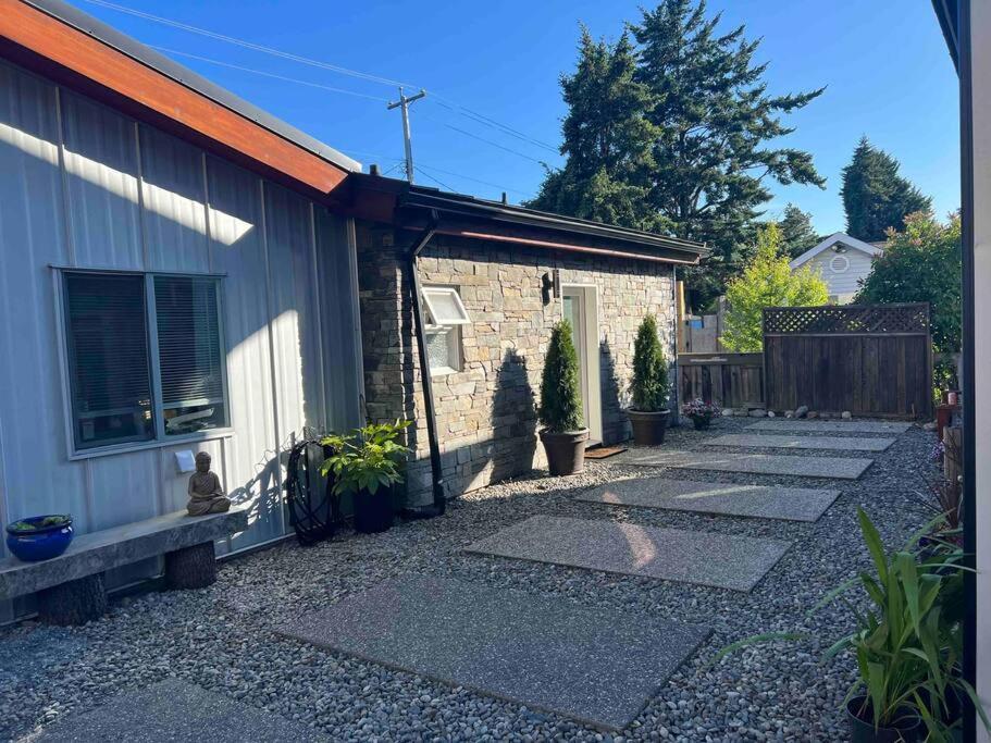 Private Bright Modern Studio! Queen Bed ! Victoria Exterior foto