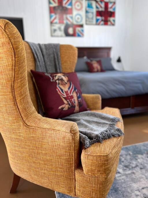 Private Bright Modern Studio! Queen Bed ! Victoria Exterior foto