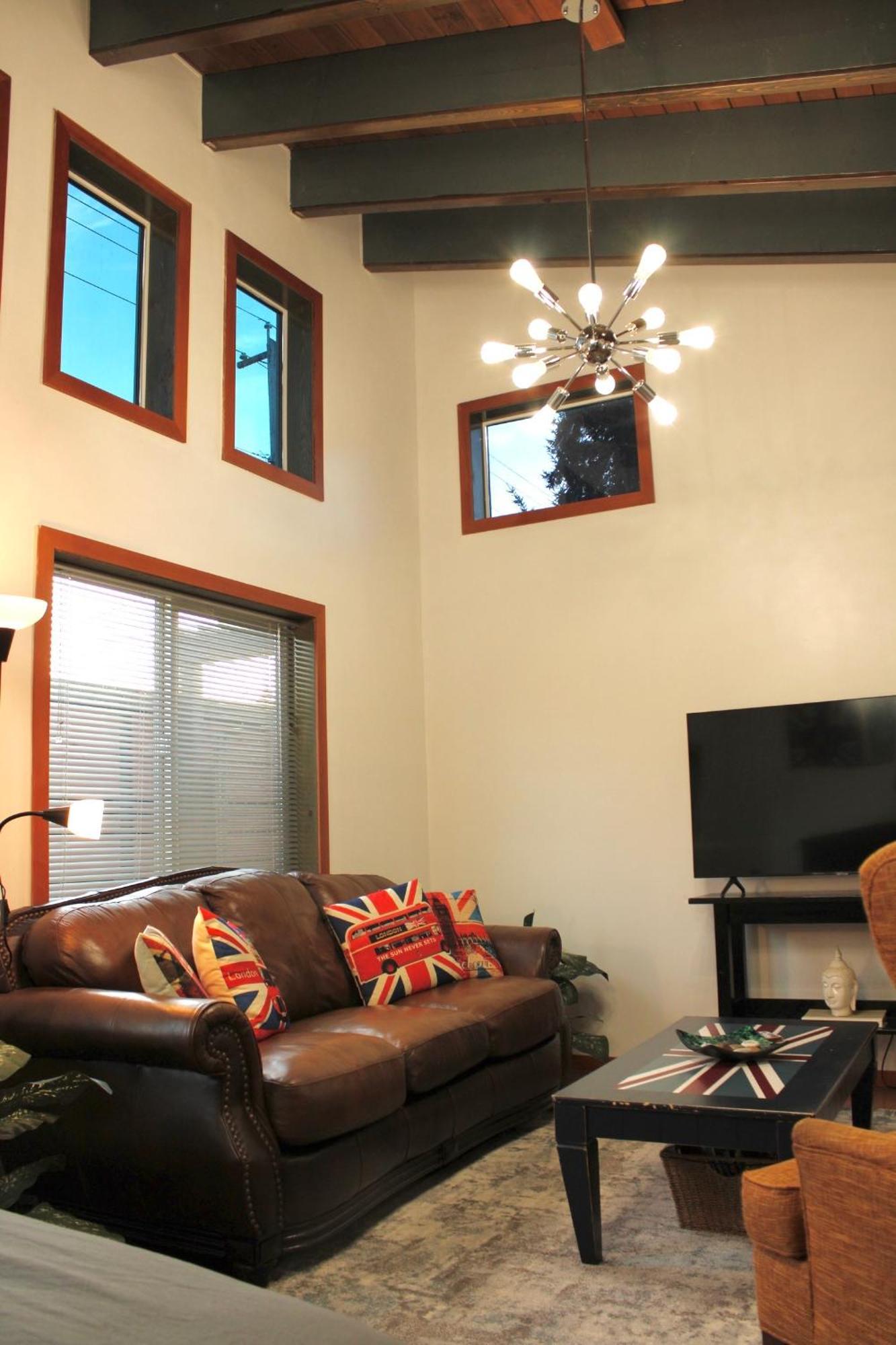 Private Bright Modern Studio! Queen Bed ! Victoria Exterior foto