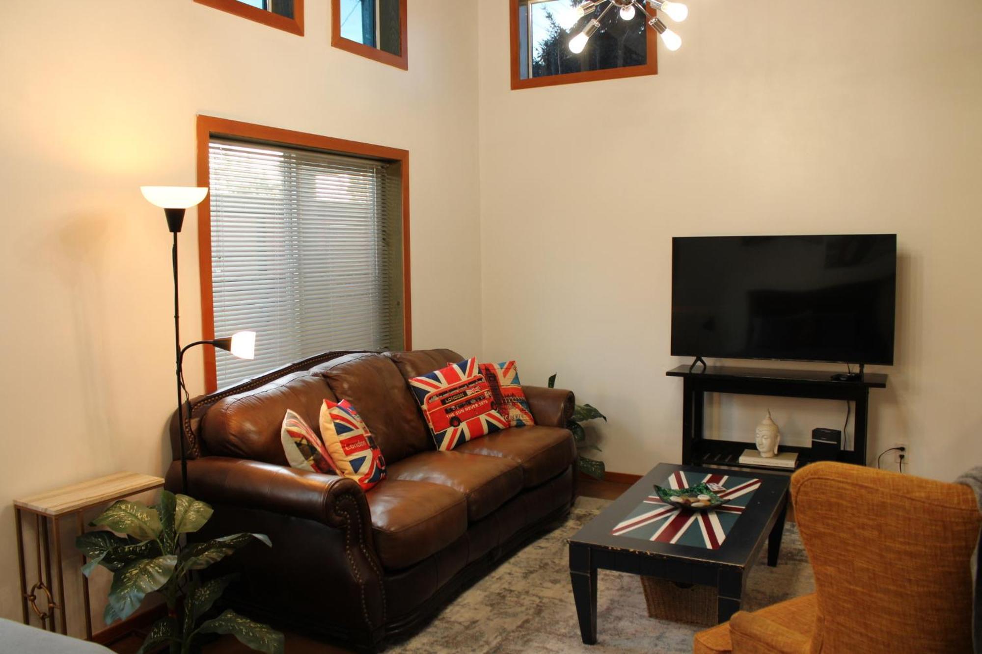 Private Bright Modern Studio! Queen Bed ! Victoria Exterior foto