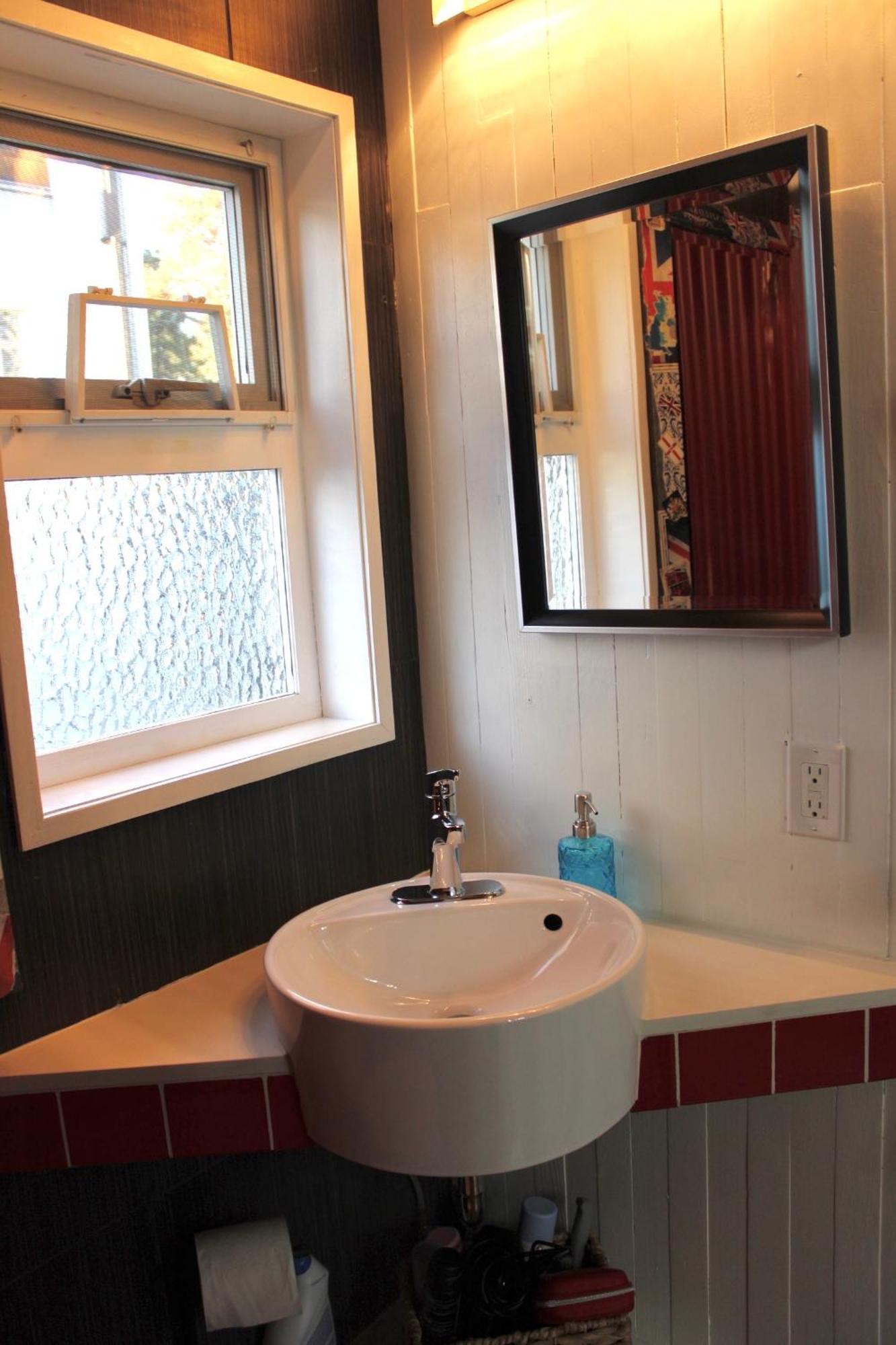 Private Bright Modern Studio! Queen Bed ! Victoria Exterior foto