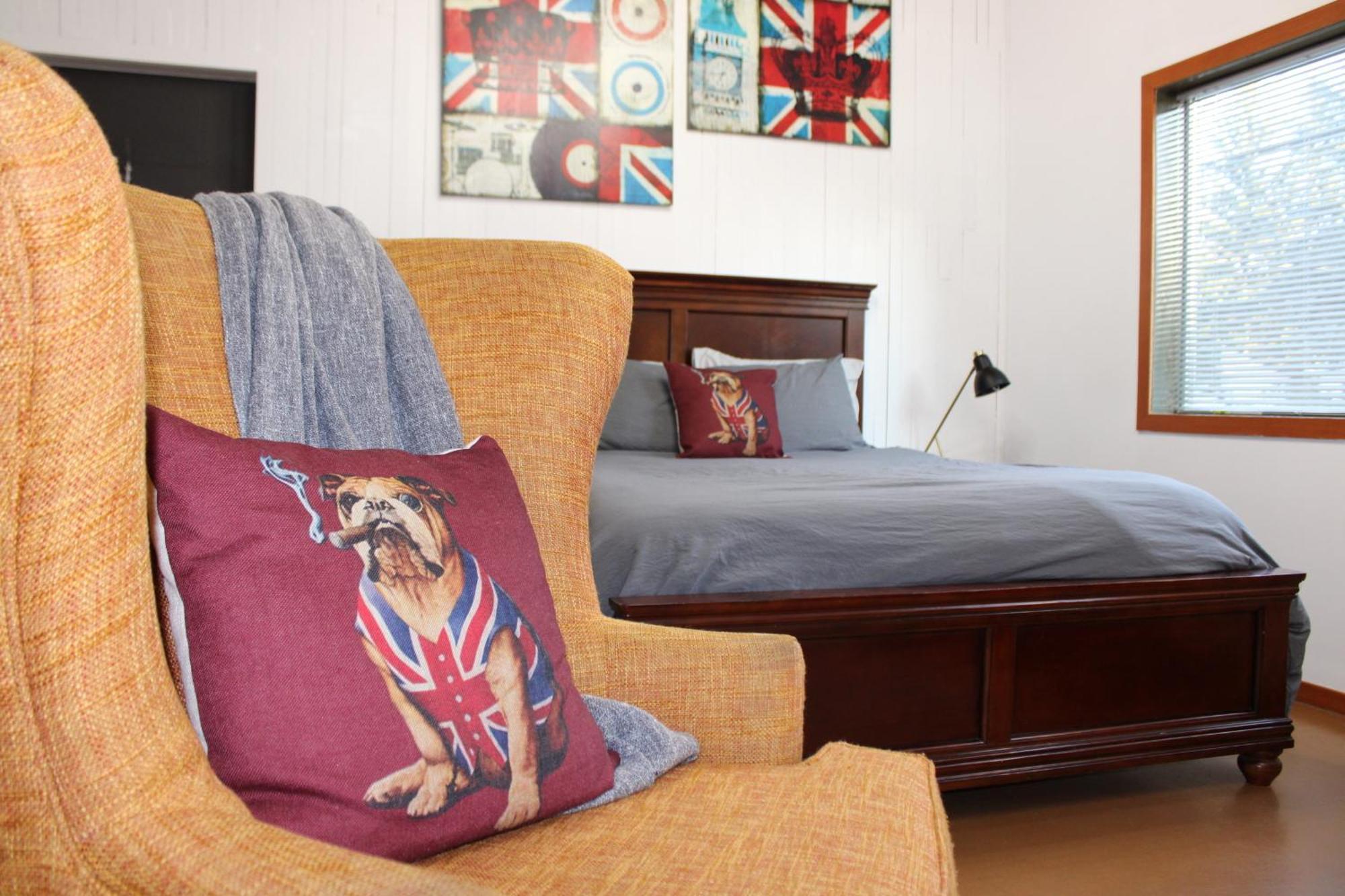 Private Bright Modern Studio! Queen Bed ! Victoria Exterior foto