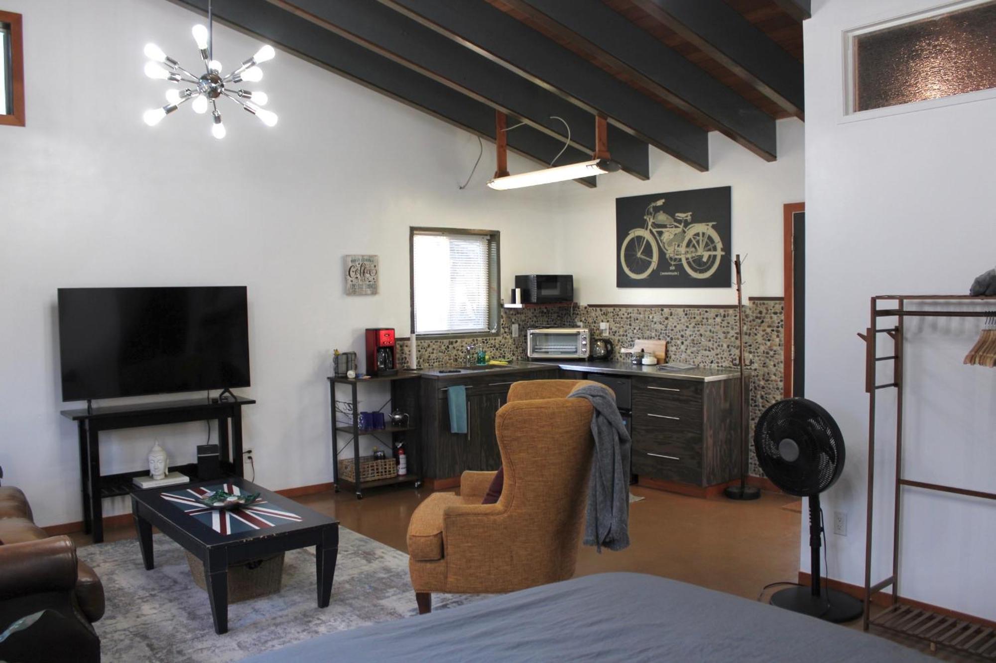 Private Bright Modern Studio! Queen Bed ! Victoria Exterior foto
