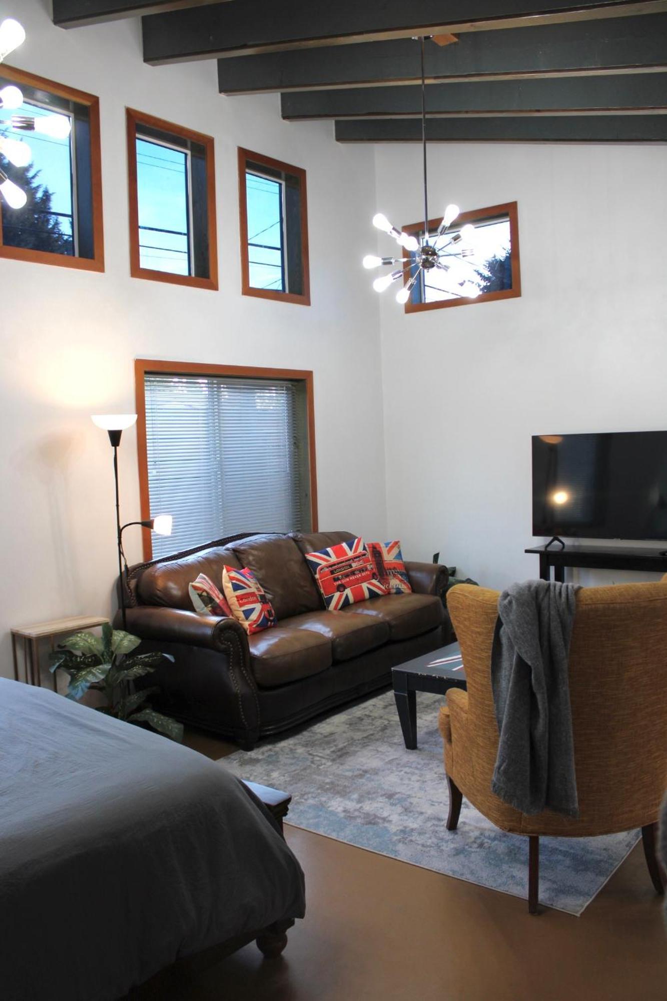 Private Bright Modern Studio! Queen Bed ! Victoria Exterior foto