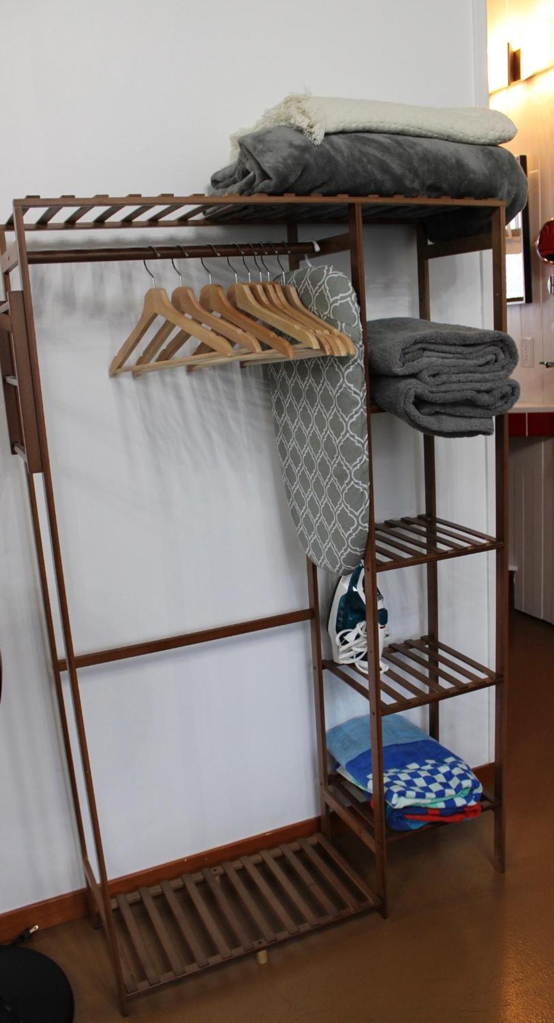 Private Bright Modern Studio! Queen Bed ! Victoria Exterior foto