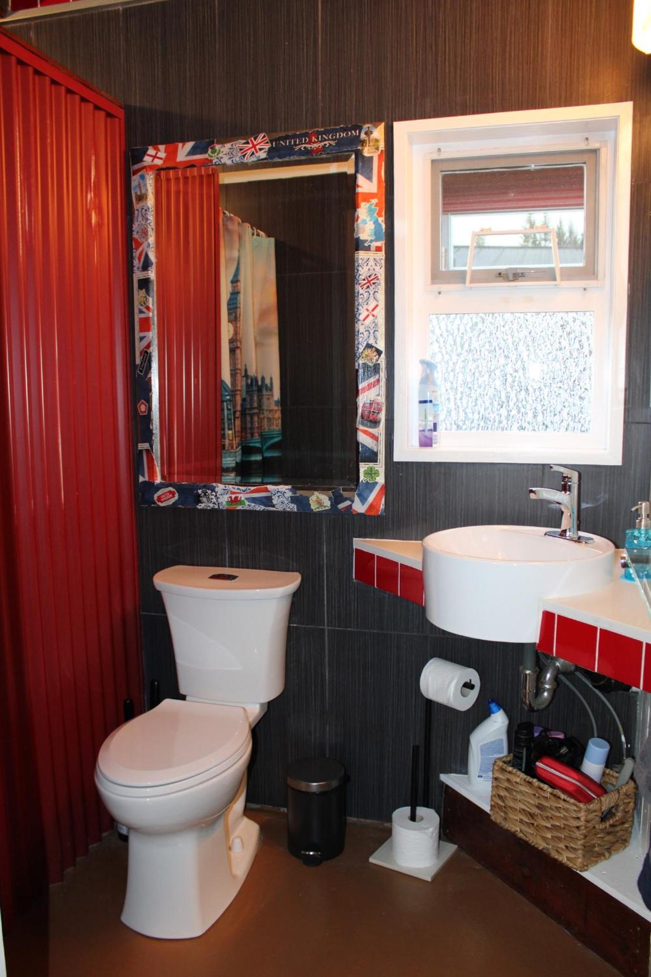 Private Bright Modern Studio! Queen Bed ! Victoria Exterior foto