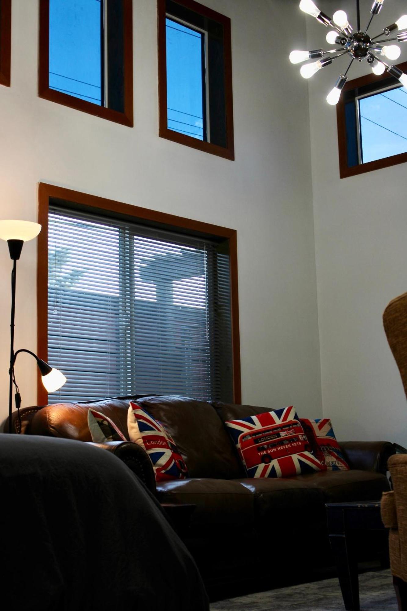 Private Bright Modern Studio! Queen Bed ! Victoria Exterior foto